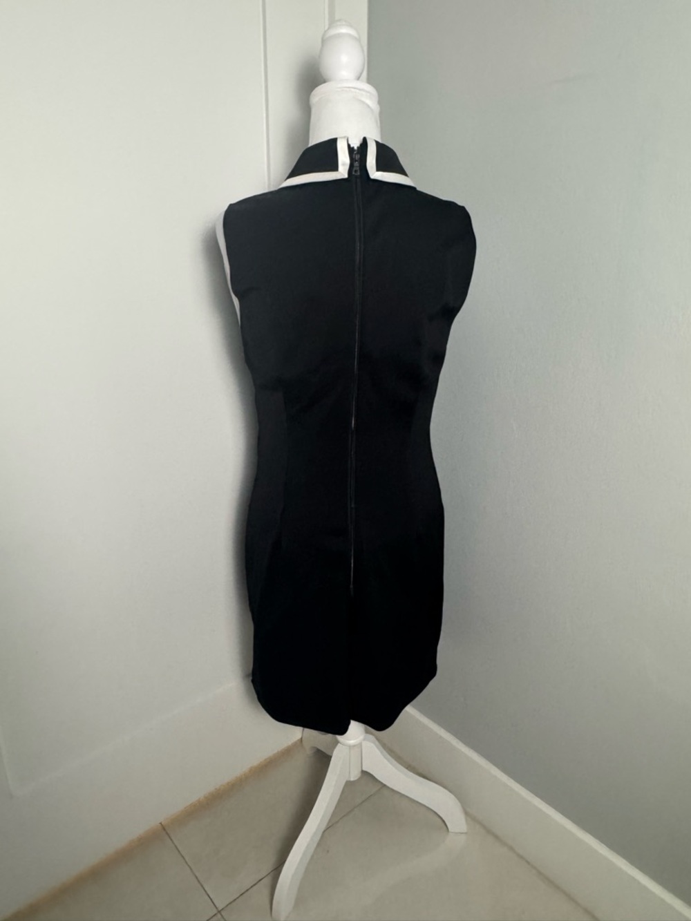 Alice + Olivia Wynell Collared Mini Dress/Size 10 - Picture 7 of 11